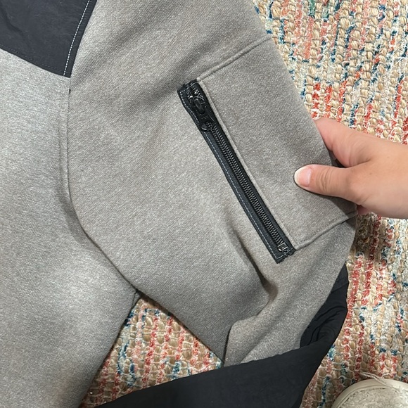 The North Face Crewneck Sweatshirt - Picture 5 of 7
